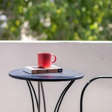 The Meta -rooftop Access Sunny 2bdr Apartment
